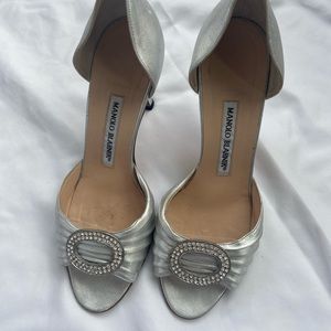 Authentic & iconic Manolo Blahnik d’orsay pumps.